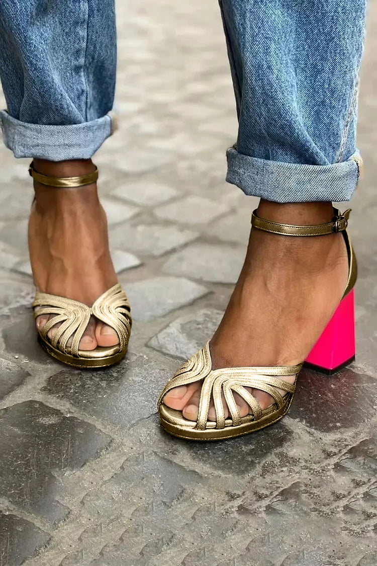 Absatzsandalen mit Kontrast