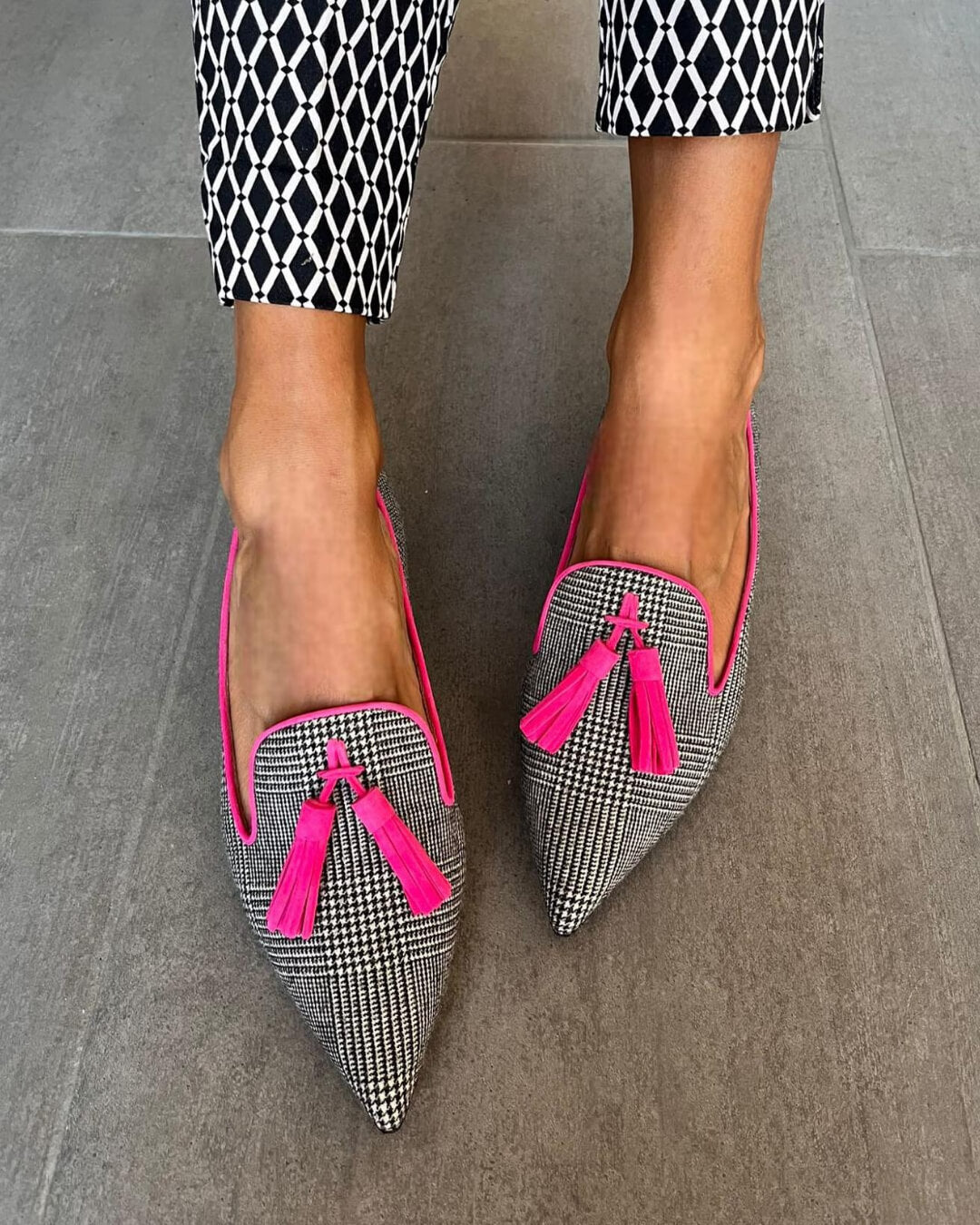 Pointed loafer with neon fringes