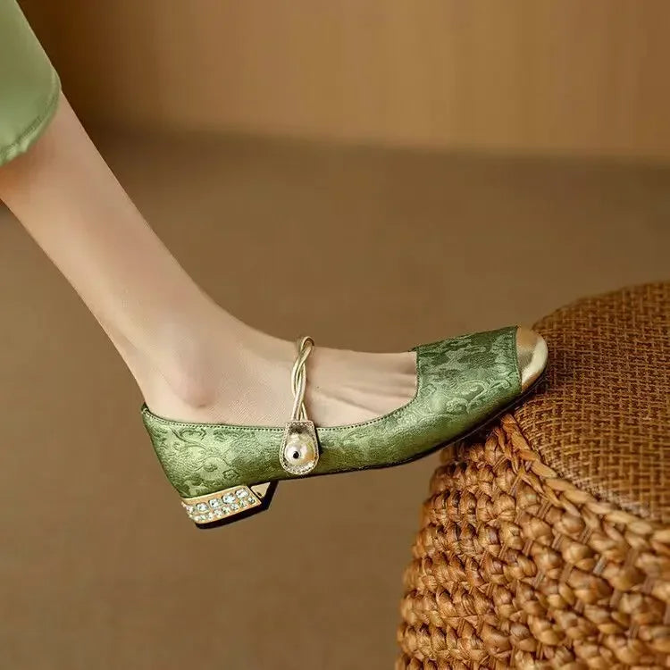 Sarah – Classic Slingback Shoes with an Elegant Touch
