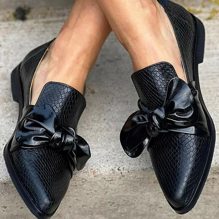 Schwarzer Loafer mit glänzender Schleife