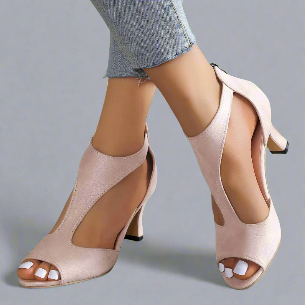 Absatzsandalen mit geschwungenem Ausschnitt