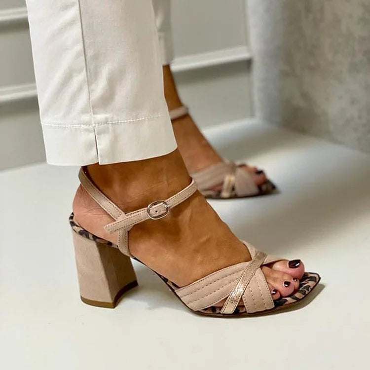 Absatzsandalen mit gekreuzten Riemchen