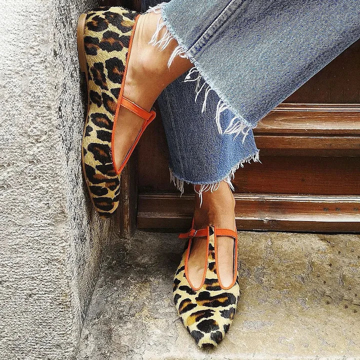 Ballerinas mit Leopardenmuster und T-Steg