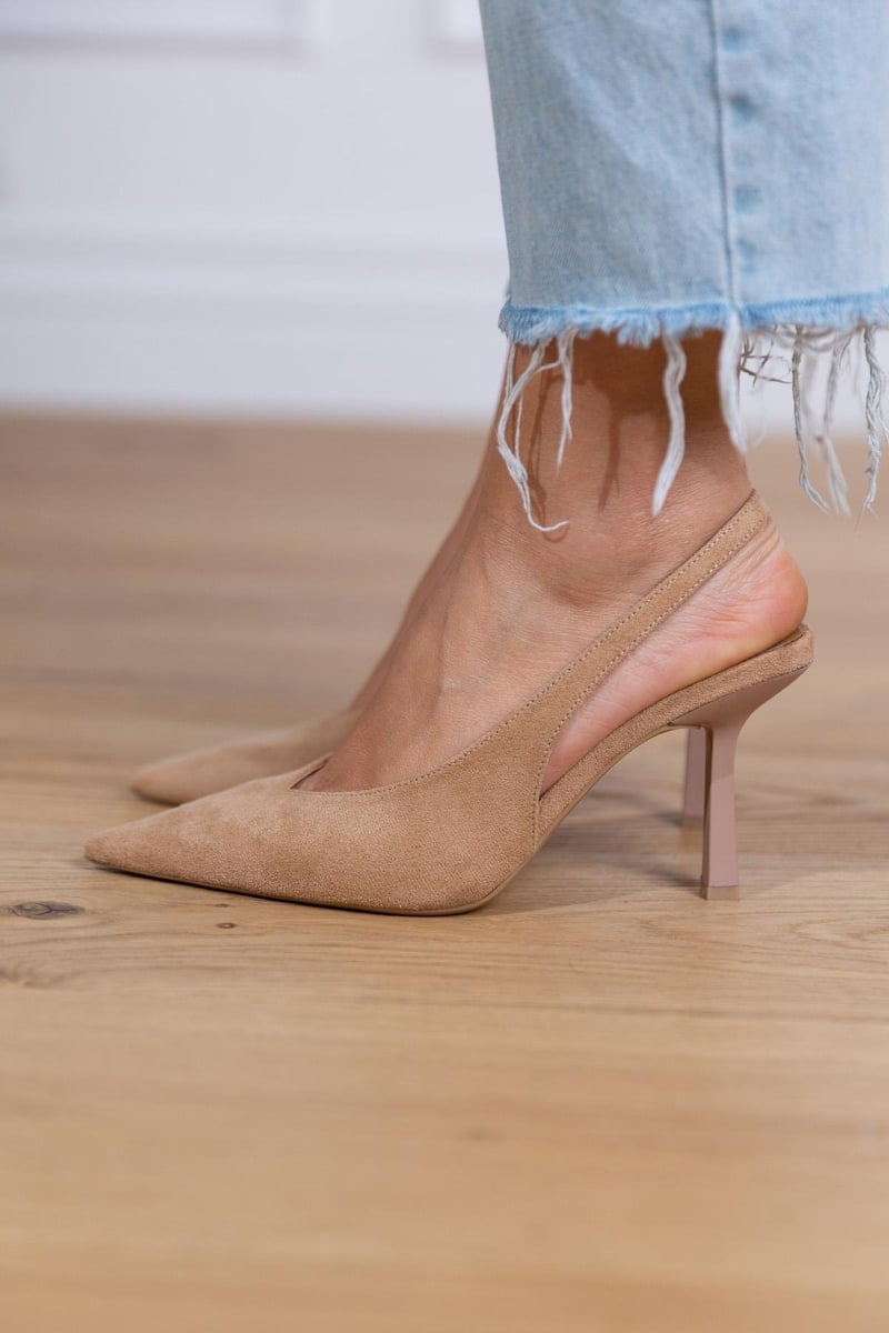 Pointed strap pumps