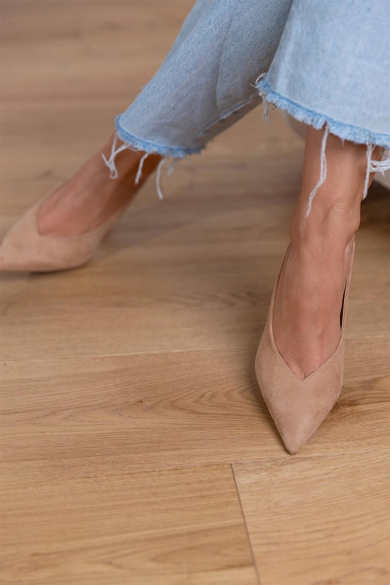 Pointed strap pumps